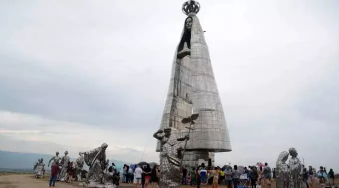 Vídeo: estátua gigante de Nossa Senhora Aparecida maior que o Cristo Redentor recebe romeiros